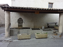 Vecchia fontana del paese, in un cortile coperto, con tre vasche per tre usi diversi