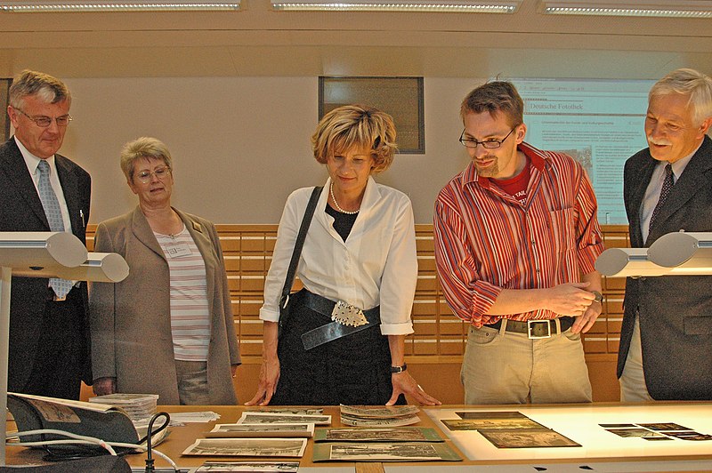 File:Fotothek df dat 0001960 Besuch von Barbara Ludwig in der SLUB.jpg