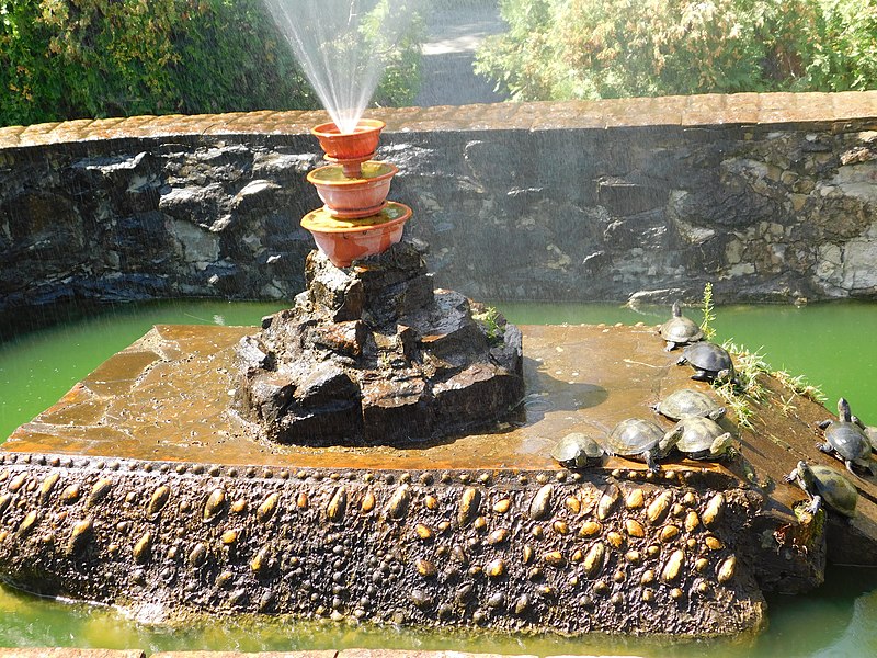 File:Fountain in Mena Zoo, Mena, Ukraine; 12.08.19.jpg