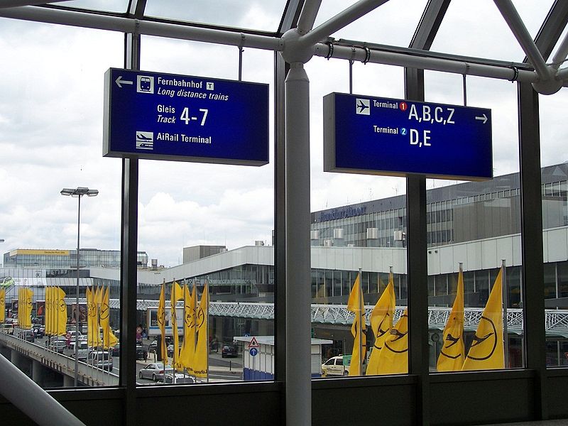 File:Frankfurt Flughafen, Terminal 1, Beschilderung.jpg