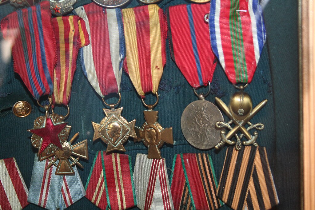 1024px-French_medals_on_the_military_uni