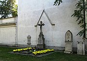 Grabsteine des alten Asperner Friedhofs an der Mauer der Pfarrkirche