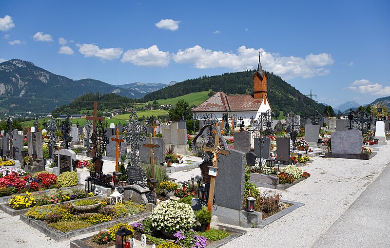 File:Friedhof Irdning mit Friedhofskapelle, 2023.jpg