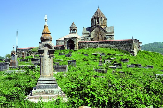 Улица арцаха. Гандзасарский монастырь Армения. Гандзасарский монастырь Нагорный Карабах. Нагорный Карабах Церковь Гандзасар. Храм Гандзасар в Армении.