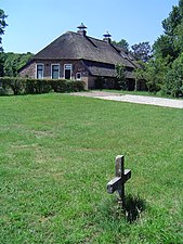 Gassel, oude boerderij met protestants graf