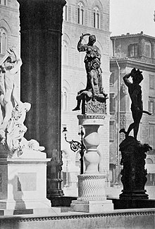 Foto degli anni '70 dell'Ottocento, collocazione nella loggia dei Lanzi