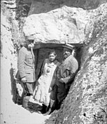 Entrée d'hypogée avec Augustin Roland pendant la Grande guerre.