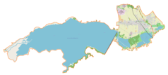Mapa konturowa gminy Goczałkowice-Zdrój, w centrum znajduje się owalna plamka nieco zaostrzona i wystająca na lewo w swoim dolnym rogu z opisem „Jezioro Goczałkowickie”