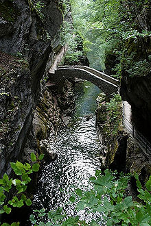 Brücke in den Gorges de l'Areuse zwischen Noiraigue und Boudry.