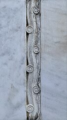 Хвиляста лінія - рельєф на могилі родини Страєску на кладовищі Беллу в Бухаресті, автор Джордже Крістінел (1934)[63]