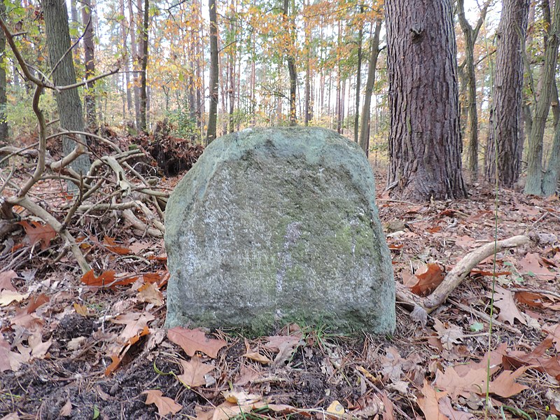 File:Grenzstein des ehemaligen Walddorfes "Wunder" - panoramio.jpg