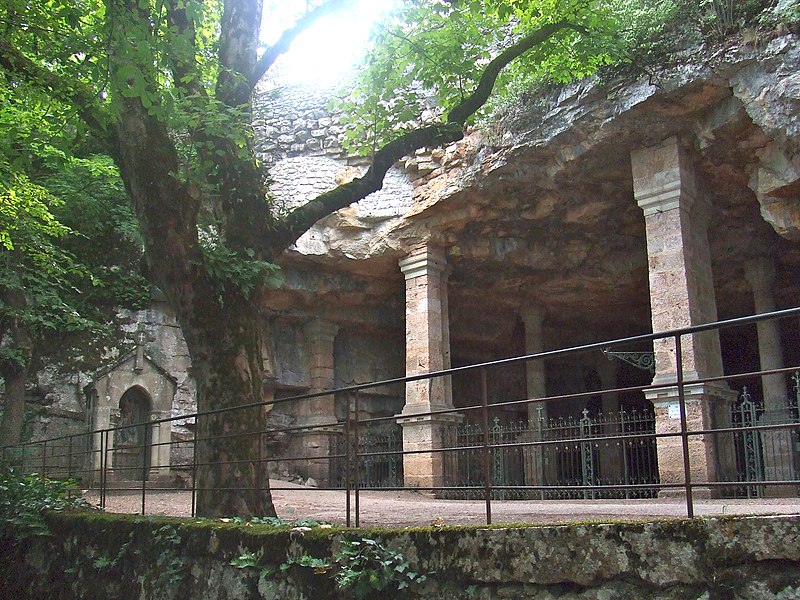 File:Grotte (calvaire) de rocamadour.jpg