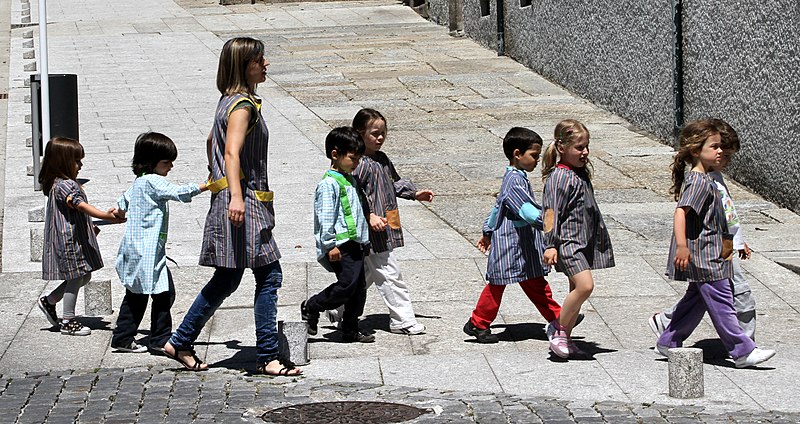 File:Guimaraes-64-Kindergartenkinder-2011-gje.jpg