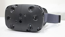 Casque de réalité virtuelle, de couleur noire, avec une visière opaque.