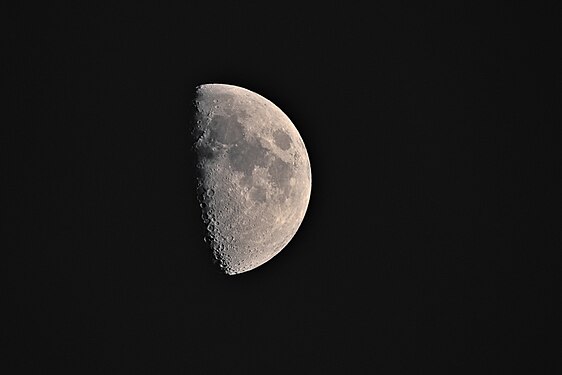 Half moon (61%) over north Germany, 2019/08/08, 22:53