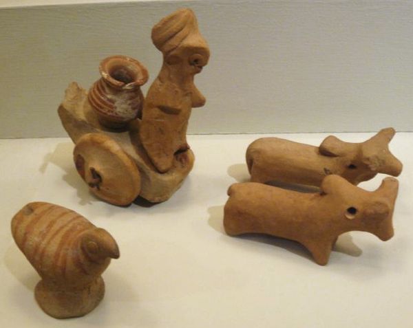 Miniature votive images or toy models from Harappa, c. 2500 BCE. Terracotta figurines indicate the yoking of zebu oxen for pulling a cart and the pres