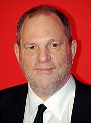 Foto berwarna dari produsen dan pelaku seks Harvey Weinstein di sebuah acara red carpet.