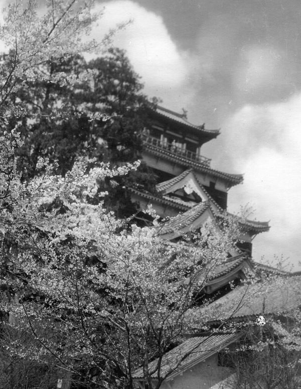 The tenshu prior to its destruction in 1945.