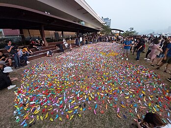 市民在觀塘海濱花園放下紙鶴悼念在示威期間離世的人