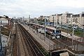 Een trein van Transilien op het station. In de verte is La Défense te zien