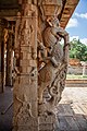 Ryttar på eit fabeldyr avbilda ved Vittala tempel i Hampi i Karnataka.