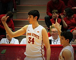 Jugador más alto de ISU vs baloncesto de Virginia Occidental 2015-02-14.jpg