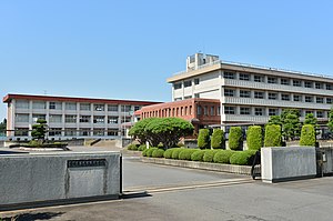 茨城県立牛久高等学校の正門と校舎