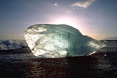 Naturalna czterotonowa bryła lodu na plaży na Islandii