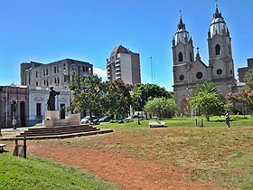 Iglesia San Miguel desde Plaza Alvear - Paraná.jpg
