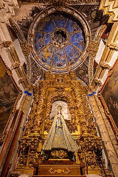 Imagem de Nossa Senhora dos Remédios na capela barroca homônima da igreja de São João Batista, Ágreda, província de Sória, Espanha. A capela foi construída em 1697 pelo conde de Villarea. A igreja originalmente românica (visível em seu portal) foi construída na segunda metade do século XII e modificada no século XVI com elementos góticos, renascentistas e barrocos, enquanto que o retábulo é do século XVIII (definição 5 777 × 8 665)