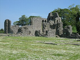 Fotografía de las ruinas de edificios religiosos en medio de un prado