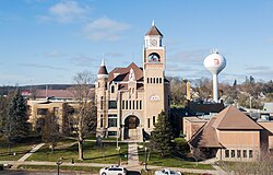 Iron County Courthouse volledige weergave.jpg