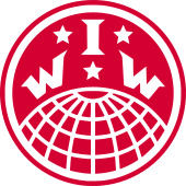 Globe logó három csillaggal elválasztott IWW betűkkel.  A "Világ ipari munkásai" névvel körülvéve.