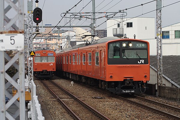 103 series (left) and 201 series EMUs