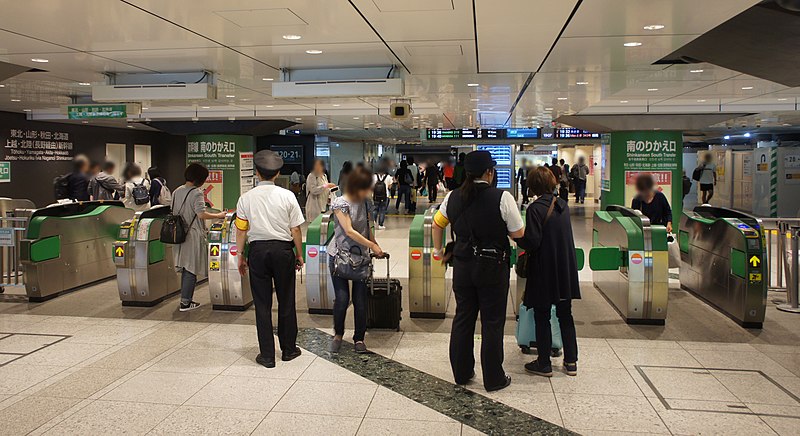 File:JR Tokyo Station Shinkansen South Transfer Gates (JR East).jpg