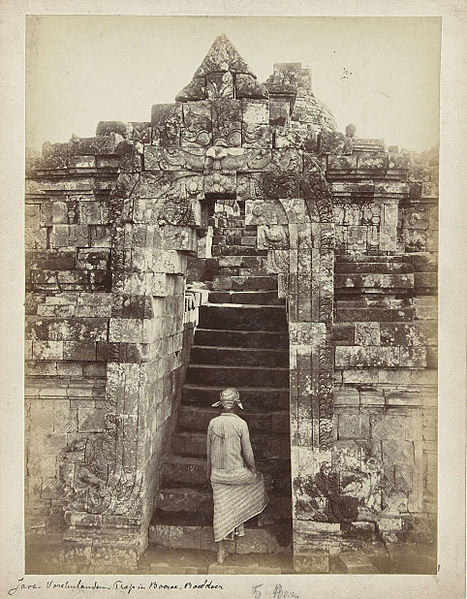 File:Javaanse man bestijgt een van de trappen van de Borobudur, anoniem, 1850 - 1900 - Rijksmuseum.jpg