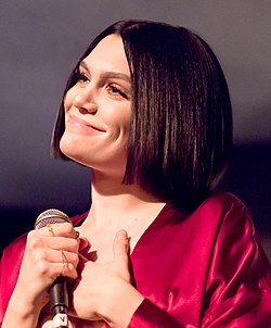 Jessie J vystupuje živě v The Peppermint Club 05 (oříznuté).jpg