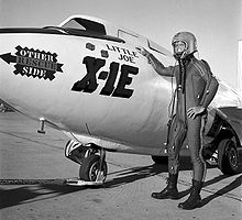 Le X-1E baptisé « Little Joe » et son pilote, Joe Walker.