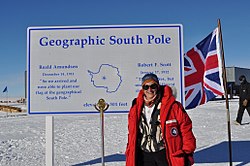 Джули на Южном полюсе.jpg