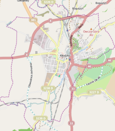 Mapa konturowa Kłodzka, w centrum znajduje się punkt z opisem „Kamienica przy pl. Bolesława Chrobrego 8 w Kłodzku”