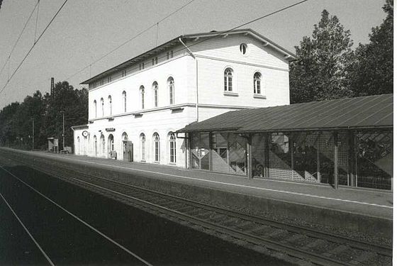 Der seit 1847 unveränderte Bahnhof von Kamen[2]