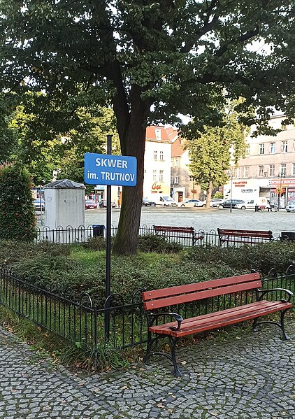 File:Kamienna Góra, plac Wolności, skwer im. Trutnov - 2021.08.30.jpg