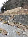 長野県神城断層地震により小規模崩落した姫川の護岸。