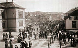 Borgertoget 17. mai 1896 går forbi Kammerherregården i Porsgrunn i Telemark. Foto: Porsgrund Historielag .