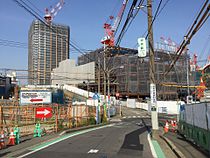 上記画像と大体同じ場所であるが、交通広場方面への接続道路工事などが始まり、奥では二俣川駅南口再開発ビルも建設中