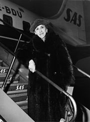 Blixen boarding an SAS flight at Kastrup Airport, Copenhagen, in 1957