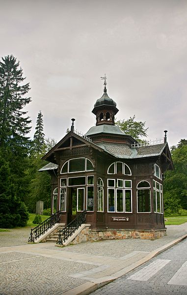 File:Karlova Studánka Pitný pavilon.jpg