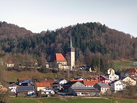 Blick auf Karlsbach mit der Pfarrkirche St. Josef