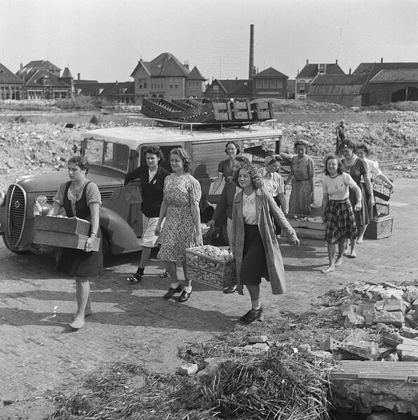 File:Katwijk aan Zee, badgasten, voedsel, transporten, Bestanddeelnr 900-8129.jpg