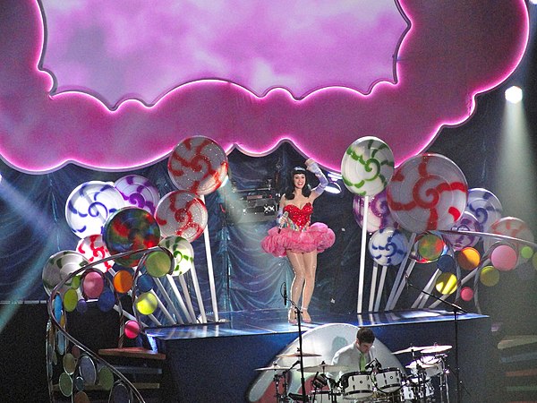 Perry performing "Teenage Dream" at the California Dreams Tour